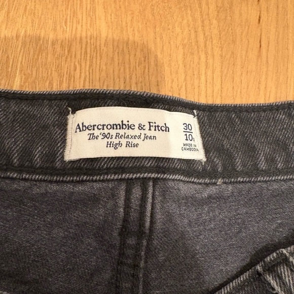 Abercrombie and Fitch 90s Relaxed High Rise Jean - Picture 6 of 9